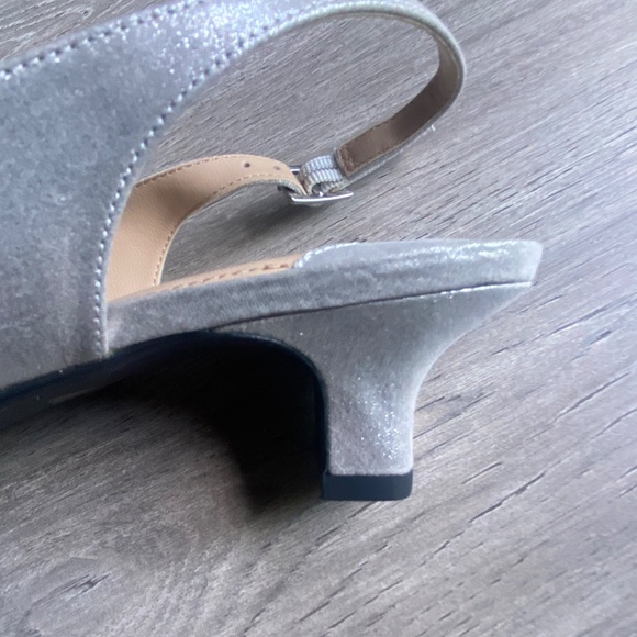NWOT J. Renee Kitten Heel Sandals Sz 10M Slingback Peep Toe Flower Silver Party - Picture 9 of 12